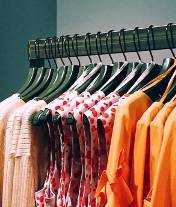 La location de vêtements, une réponse à la fast fashion… pas si écologique